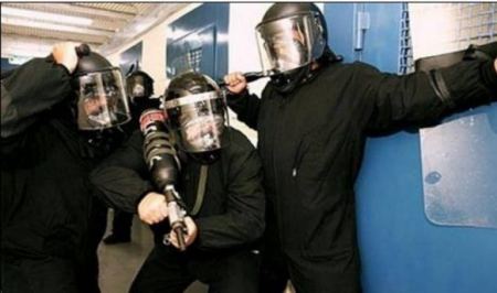 وحدات القمع الاسرائيلية تقتحم غرف الأسرى في سجني ريمون وجلبوع